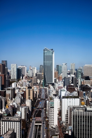 「虎ノ門ヒルズ」へと延びる環状2号線と「新虎通り」。都市計画から70年余を経て、ようやく開通した。地上部分の新虎通りは歩道部分が大きく採られ、隣接ビルの再開発や屋台、商店の誘致で、フランス・シャンゼリゼ通りの東京版を実現しようというプロジェクトが進行中