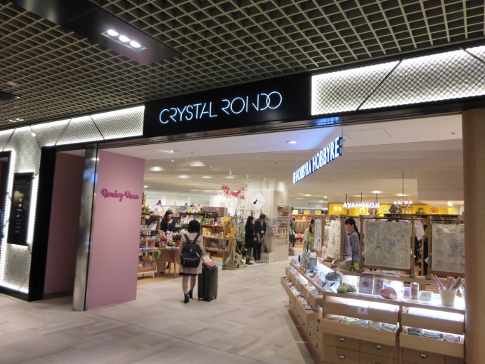 大人の女性向けの服飾雑貨等を扱う店舗を集積したゾーン「CRYSTAL RONDO（クリスタルロンド）」</p>
<p>