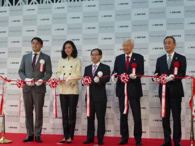 テープカットの様子。左から東急不動産SCマネジメント（株）東急プラザ銀座総支配人の雨宮 浩太郎氏、女優の木村佳乃さん、東急不動産（株）代表取締役社長の植村 仁氏、中央区区長の矢田美英氏、銀座通連合会理事長の谷澤信一氏