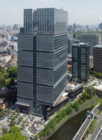 「東京ガーデンテラス紀尾井町」全景。左側がオフィス、ホテル、商業施設等で構成する複合ビル。右側が総戸数135戸の賃貸住宅