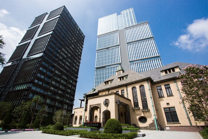 「東京ガーデンテラス紀尾井町」全体図。左に見えるタワーが賃貸マンション、右奥のタワーがオフィスや商業施設等からなる複合ビル。手前が旧グランドプリンスホテル赤坂 旧館を改装した結婚式場