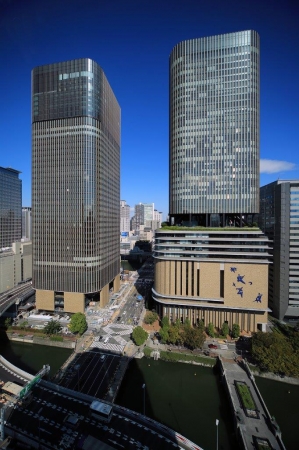 大阪市北区の中之島地区に誕生するツインタワー「フェスティバルシティ」外観。左側が完成間近の「フェスティバルタワー・ウエスト」