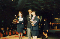 グランド・チャンピオンの表彰を受ける福井恵美子さん(売買部門)と田辺恭子さん(賃貸部門)