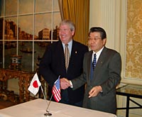 IREM会長のエド・ブーデュロー氏(左)と日管協会長の井関氏(右)