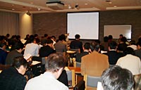 予定人数をはるかに超える参加者のため、急きょ会場が変更となった