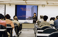 計画変更の説明に先立ち、挨拶をする増田由子氏(早稲田大学講師)