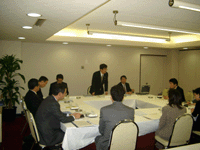 検討委員会の模様。写真中央が江口委員長