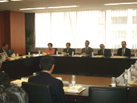 「マンション建替え円滑化のための懇談会」協議の様子