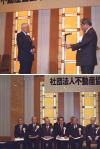 功労者表彰受賞者の面々(写真上・左は安藤太郎氏)