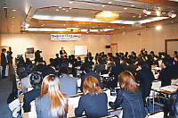 100人余りが集まったセミナーの模様