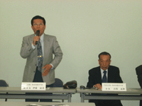 会見の模様。右が会長を務める淡路圭助氏、左が副会長の伊藤裕司氏