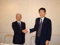 新理事長:岩井重人氏(左)、現理事長:藤田和夫氏(右)