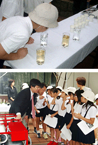 上:井戸水と水道水の見た目は・・・・下:ろ過水を試飲する子どもたち