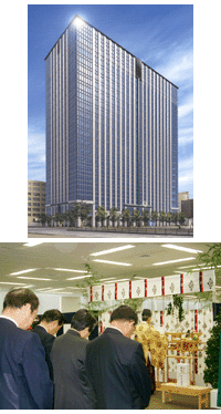 「丸の内トラストタワー N館」外観(上)、竣工修祓式の模様(下)