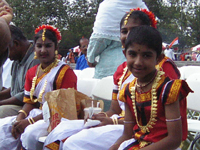 インド独立記念日のお祭りにて。ハシータ、ピューシ、サラとインド独立記念日のお祭りにいった時の写真。シカゴはインド人が多い。ラジャスタン地方の民族舞踊を踊った子供達。