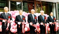 テープカットは(左から)東急不動産社長:植木正威氏、東京大中央通会会長:小柳重隆氏、日本橋一丁目町会会長:細田安兵衛氏、日本橋六之部町会連合会会長:成川孝行氏、三井不動産社長:岩沙弘道氏によって