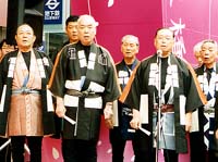 セレモニーでは、伝統ある街「日本橋」らしく、(社)江戸消防記念会が「木遣り」を披露