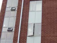 建物の屋根はアルミ製。窓は日光を採り入れ暖房費を削減。外気を取り込むよう開閉自由にし、できるだけエアコン使用は避けている。