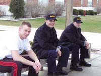 若い海軍兵たち。本物ネイビーブルーのピィコート着用。