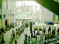 午前10時10分、オープンを待ちわびた一般客が東京駅側エントランスから続々と入ってきた
