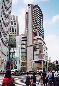 東京駅丸の内北口から見た「丸の内オアゾ」ビル群。右の建物上層部が「丸ノ内ホテル」、その下層部が「丸善」で、ガラス貼りの建物とともに「オアゾショップ&レストラン」となっている