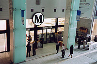 「M」のマークが印象的な「丸善」入口。東京駅側エントランスから入って右側に位置する