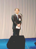 挨拶に立つスターツ会長およびグループCEOの村石久二氏