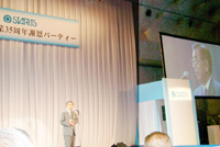 お祝いの言葉を述べるイトーヨーカ堂代表取締役会長最高経営責任者(CEO)鈴木敏文氏
