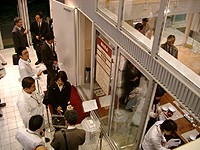 27日19時から行なわれた内覧会には、関係者らが多数訪れた