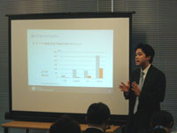 物流施設担当・投資執行役員:中嶋康雄氏がスキームなどについて説明