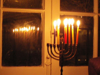 ユダヤ教はクリスマスは祝わない。12月にはハヌカと呼ばれる「光の祈り」の時を1週間持つ。ろうそくを1日1本ずつ、7日間ともす。ユダヤ人が多く住むシカゴ市ロジャースパーク地区では、家々のキャンドルの明かりが美しい