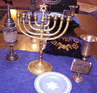 三角形を重ねたダビデの星はユダヤ教のシンボルでもある。ろうそく立てや聖杯、皿など