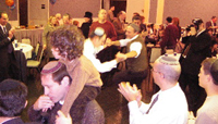 信仰深いユダヤ人たちの「バミツバ」（少年の成人の儀式）。彼らは陽気で、男性同士、女性同士で輪になって、音楽に合わせ手拍子足拍子で全員踊りまくるのである（シカゴ市ロジャースパーク地区）