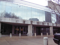シカゴ美術館付属大学のルブロフ会議場入り口。建物正面にルブロフの名前が彫ってある（シカゴ市）
