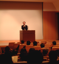 会場の様子。壇上は専務理事の内藤勇氏
