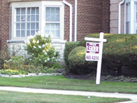 家を売る場合、従来の方法ではこのように、不動産エージェント名と電話番号を明記したサインボードを家の前に立てた