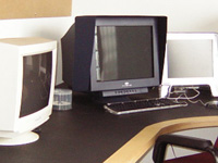 書類よりも何台かのコンピューターを一人で扱って仕事をする(アイファイアー社)