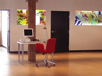オフィスは広々としたロフトにしゃれた室内デザインで設定されている。（アイファイアー社）