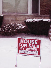典型的な「家売りたし」のサインボード。しかし、近隣の人の目にしかとまらないという弱点がある