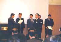 平成16年度協会活動功労賞の表彰式(左端・井関会長)