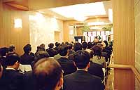 竣工式には関係者ら約60名が出席。厳粛な雰囲気の中、神事が執り行なわれた