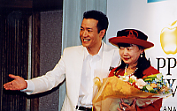 アパグループイメージキャラクター、タレントの田原俊彦氏とアパホテル(株)社長の元谷芙美子氏