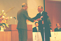 国土交通大臣賞を受賞した若林由丈さん。右は国土交通省住宅局長・山本繁太郎氏