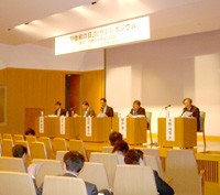 吉田修平弁護士をコーディネーターに、学識経験者、弁護士によるパネルディスカッションの様子