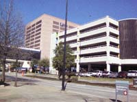 100もの医療関連ビルが建ち並ぶテキサスメディカルセンターの一部。各建物に駐車場ビルが隣接しているのはさすが、車社会！
