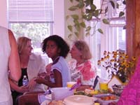 女性が集まるパーティではいつも住宅の話題が出る。女性同士、住宅に関する情報交換が活発だ（イリノイ州シカゴ市）