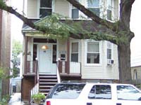 美術教師のジーナが最近購入した2階建ての家。1階は賃貸し、その収入をローン返済に回している。ジーナは離婚し、現在独身(シカゴ市)