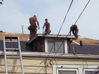 屋根の修理はおおごと。金額もはるし、専門の修理人を手配しなくてはならず、女性が家を持った場合には頭の痛いところ（シカゴ市）