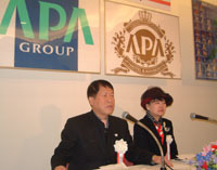 全国展開に向け、抱負を語る元谷外志雄会長(左)と、ホテルの経営を任される元谷芙美子社長(右)