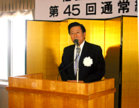 懇親会で挨拶する岩沙弘道新理事長